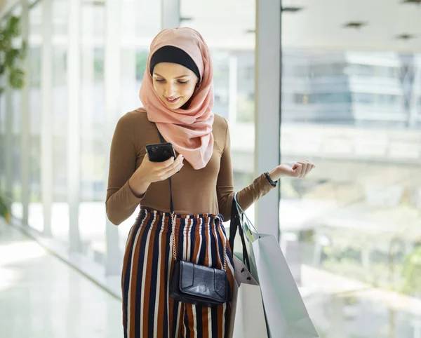 看电话的伊斯兰教的妇女 — 图库照片