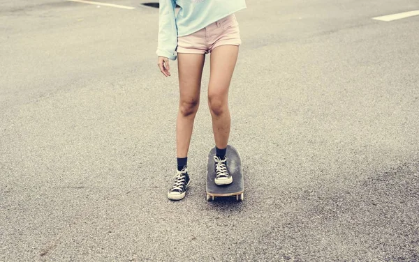 Primo Piano Gambe Donna Godendo Skateboard — Foto Stock