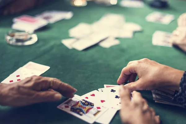 Grupo Personas Jugando Las Cartas — Foto de Stock