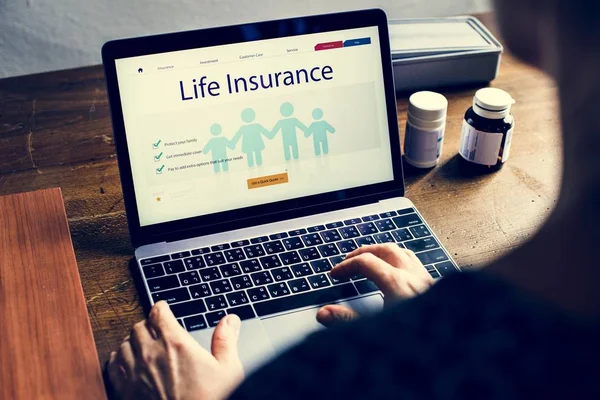 ラップトップのコンピューターの画面上の生命保険プラン — ストック写真