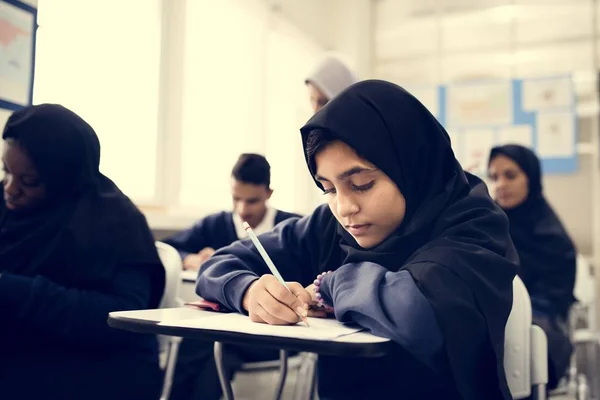 Divers Enfants Musulmans Examen Écriture Classe — Photo