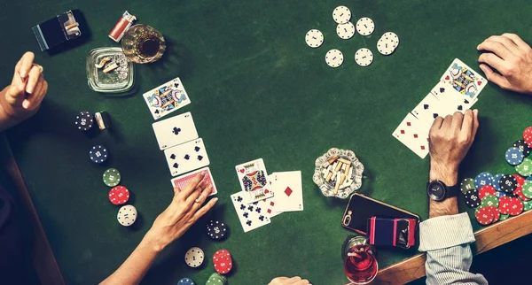 Grupo Pessoas Jogando Poker Com Cartas Mesa Com Bebidas Dinheiro