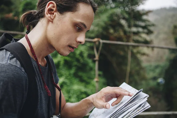 Uomo Caucasico Guardando Una Mappa Viaggio Esplorare Concetto — Foto Stock