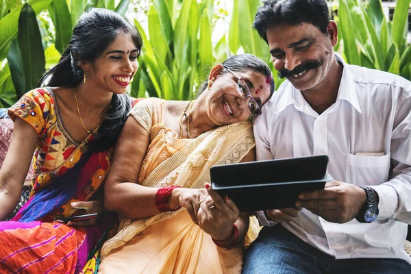Indická Rodina Pomocí Tabletu — Stock fotografie