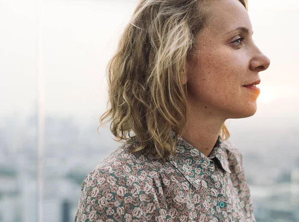 Sarışın kadına bir çatı