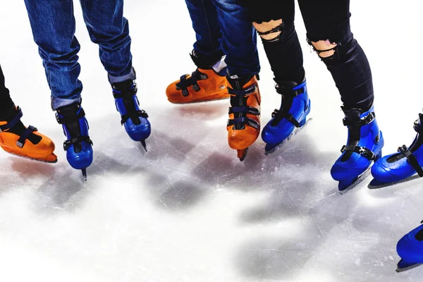 一群朋友一起溜冰的脚特写 — 图库照片