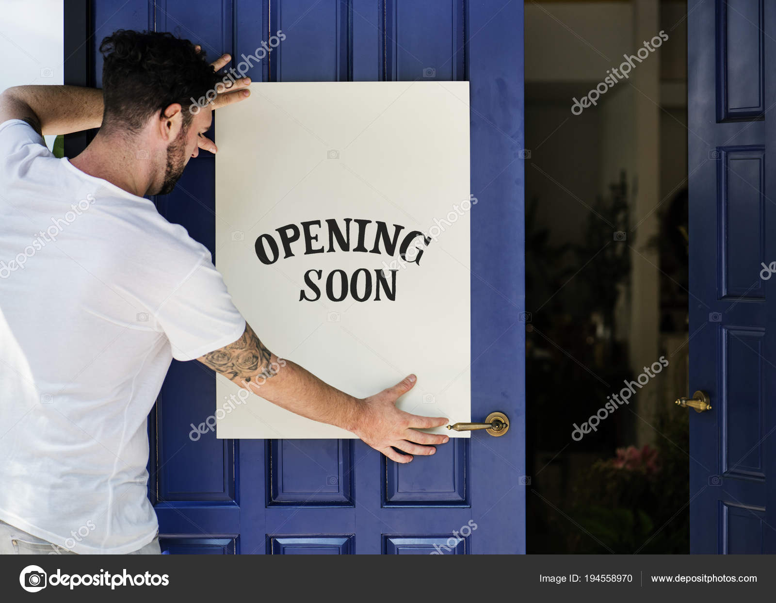 покупатель в пятерочке. продавец электротоваров. человек который открывает магазины. магазин продавец и покупатель. человек который открывает магазины.