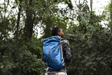 Adam bir ormanda yürüyüş