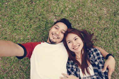 Otların arasında bir selfie çekici çift