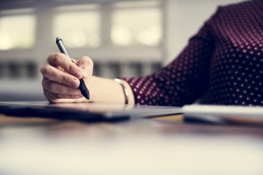 Bilgisayarla çalışan insanların elini kapat