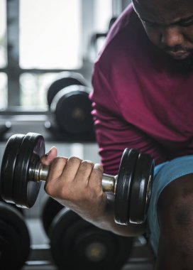 Spor salonunda ağırlık adam