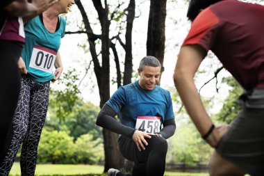 Grup çeşitli sporcunun kendi kas germe
