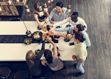 tezahürat ve masada kutluyor genç hipster arkadaşlar üstten görünüm