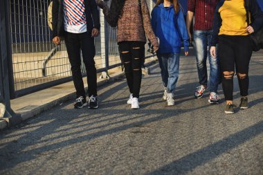 Okul arkadaşlar açık havada yaşam tarzının grubunu