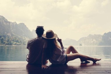 Erkek arkadaşının kucağında dinlenen bir kadın.