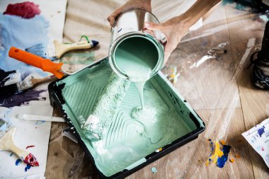 İnsanlar evi yeniliyor.