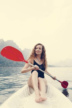 Milli Parkın içinden bir kano kürek çekmeye kadın