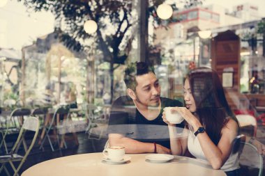 Kahve güzel Asyalı Çift