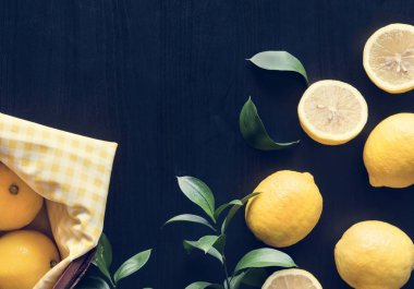Siyah arka planda taze sarı limonlar