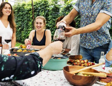 Grup çeşitli arkadaşıyla birlikte yaz eğleniyor