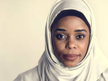 Kameraya bakarak islam kadın portre 