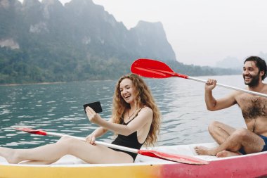 bir kano kürek çekmeye Çift