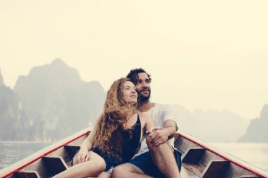 Sessiz bir gölde tekne çift