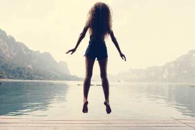 mutlu bir kadın ile sevinç atlama