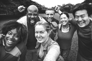 kendi kendine portre fotoğraf makinesinde alarak neşeli farklı arkadaş 