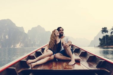 Sessiz bir gölde tekne çift