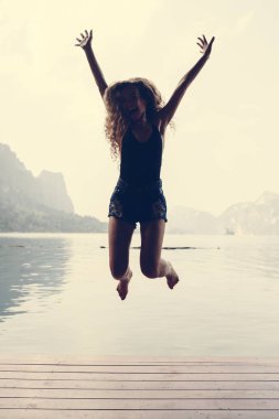 mutlu bir kadın ile sevinç atlama