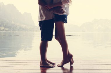 Gezgin çift romantik bir an yaşıyor.