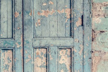 Eski bir bina kapısını yıpranmış