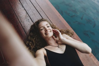 Kadın ahşap bir iskele üzerinde rahatlatıcı