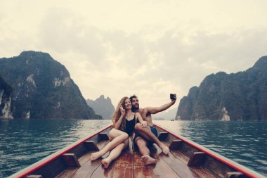Çift alarak selfie bir longtail tekne