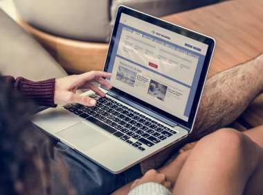 Çift dizüstü bilgisayar kullanıyor.