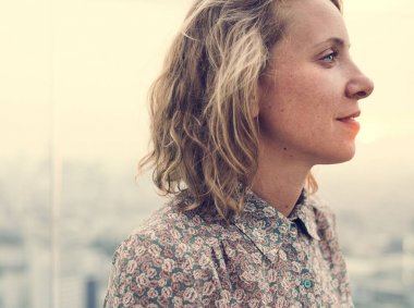 Sarışın kadına bir çatı