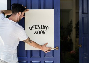 Stok yakında işaret açılış koyarak adam
