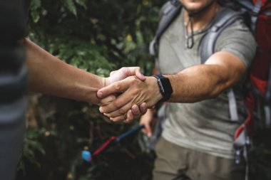 yardım elini veren adam