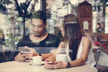 Kahve güzel Asyalı Çift