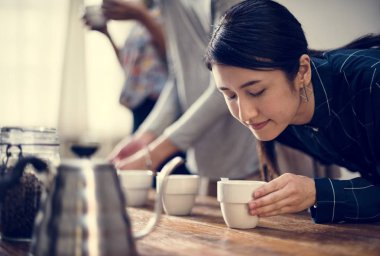 Bir fincan kahve aroması kokan kadın