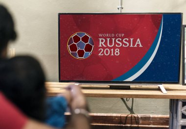 Bir futbol maçı televizyonda izlerken aile