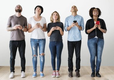 Bir grup insan istimal hareket eden telefon