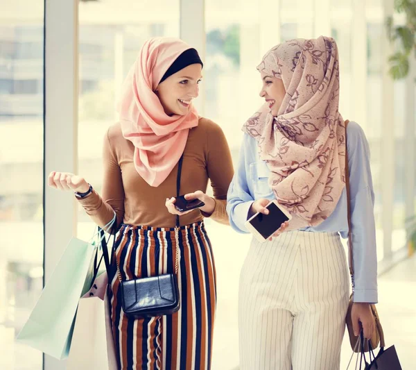 Iszlám Nők Meg Vásárlás Együtt Hétvégén — Stock Fotó