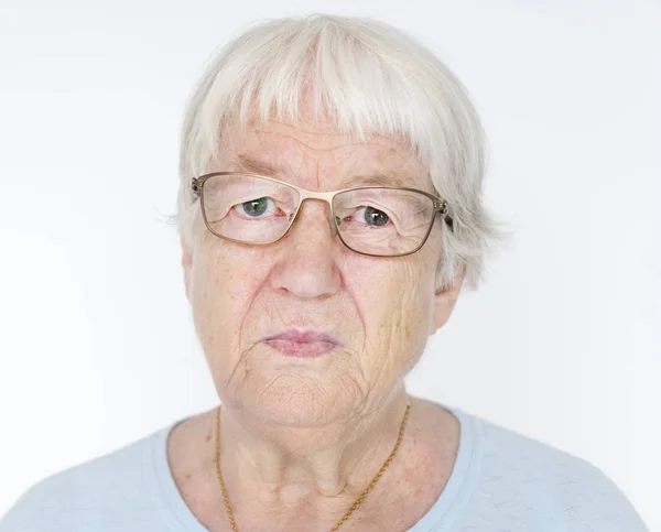 Портрет Серьезной Белой Пожилой Женщины — стоковое фото