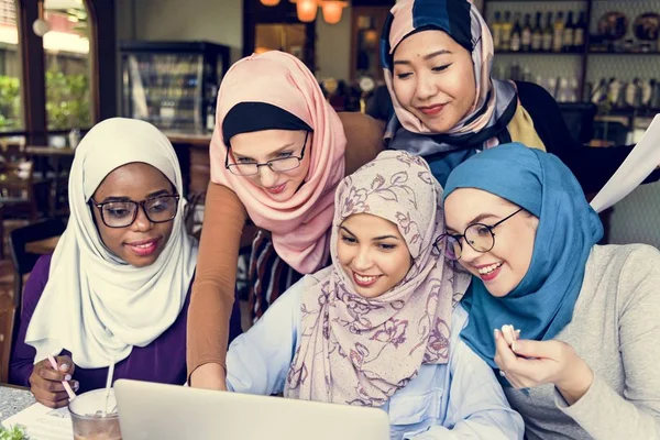 Mulheres Islâmicas Amigos Burka Usando Laptop Bar Café — Fotografia de Stock