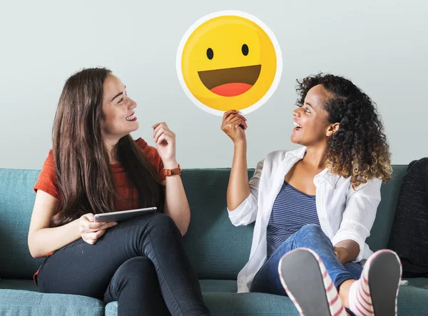 Mujer Sosteniendo Emoticonos Sofá — Foto de Stock