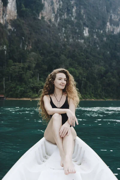 Mulher Relaxando Uma Canoa Lago — Fotografia de Stock