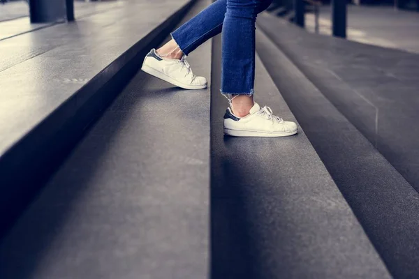 Primer Plano Persona Que Baja Por Las Escaleras —  Fotos de Stock