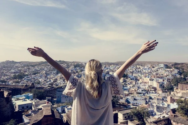 Westerse Vrouw Verkennen Van Blauwe Stad Jodhpur India — Stockfoto